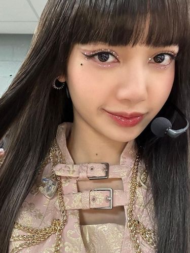 Lisa BLACKPINK, eye makeup ala idol Korea untuk nonton konser/ Foto: instagram.com/lalalalisa_m