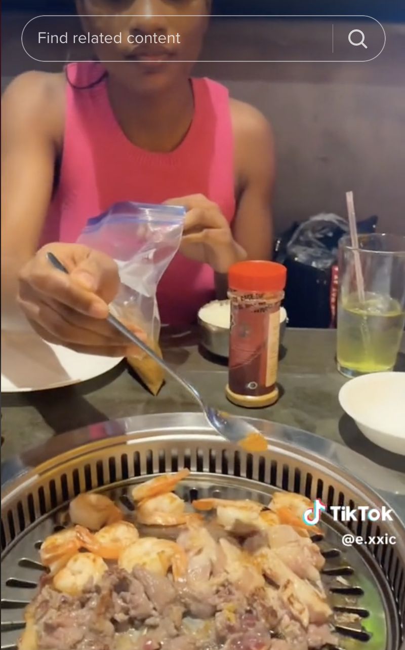 Makan di Restoran Daging AYCE, Wanita Ini Bawa Bumbu Masak Sendiri!