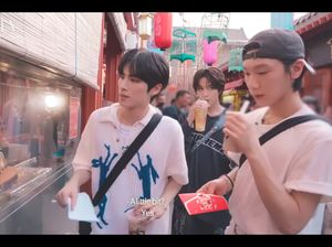 Member WayV Main ke Pantjoran PIK, Jajan Milk Tea hingga Es Krim Roti