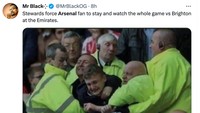 Di dalam stadion, begini nih gambaran petugas menahan suporter Arsenal biar melihat tim kesayangannya gagal juara. Kasihan. (Foto: Twitter @MrBlackOG)
