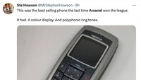 Arsenal terakhir kali juara pada 2004. Coba tebak gambar di atas, gambar handphone apakah ini? Kalau tahu kalian pasti sudah.... ah sudahlah. (Foto: Twitter @MrStephenHowson)