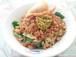 Nikmat! Mie Yamin Legendaris di Cirebon Masih Direbus Pakai Arang