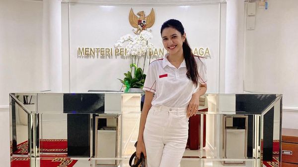 Intip 7 Gaya Mikha Tambayong saat Kerja Jadi Tenaga Ahli Kemenpora