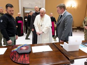 Momen Zelensky Beri Rompi Anti Peluru ke Paus Fransiskus