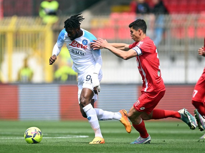 Soccer Football - Serie A - Monza v Napoli - Stadio Brianteo, Monza, Italy - May 14, 2023 Napoli's Andre-Frank Zambo Anguissa in action with Monza's Matteo Pessina REUTERS/Daniele Mascolo
