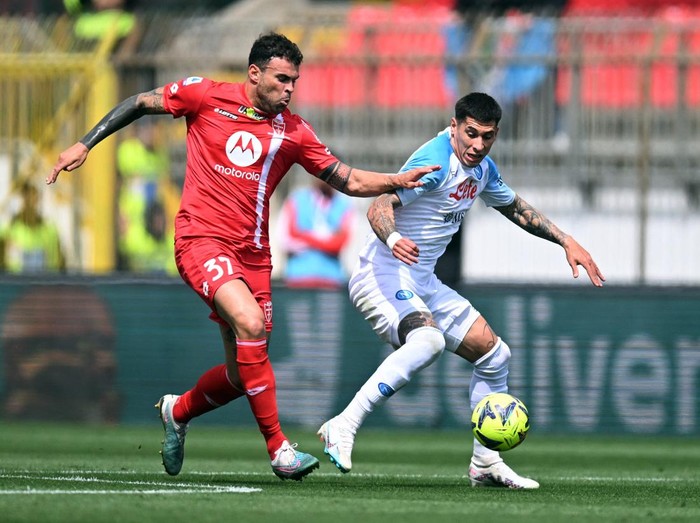 Napoli Dihajar Monza, Kalah Perdana Usai Juara Soccer Football - Serie A - Monza v Napoli - Stadio Brianteo, Monza, Italy - May 14, 2023 Monza's Andrea Petagna in action with Napoli's Mathias Olivera REUTERS/Daniele Mascolo