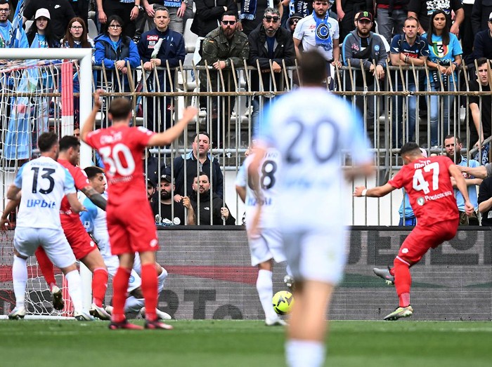 Napoli Dihajar Monza, Kalah Perdana Usai Juara Soccer Football - Serie A - Monza v Napoli - Stadio Brianteo, Monza, Italy - May 14, 2023 Monza's Dany Mota scores their first goal REUTERS/Daniele Mascolo