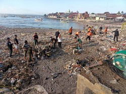 Warga Desa Tembokrejo Kerja Bakti Bersihkan Sampah Pantai Muncar