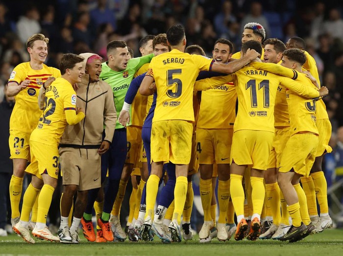 Soccer Football - LaLiga - Espanyol v Barcelona - RCDE Stadium, Cornella de Llobregat, Spain - May 14, 2023
Espanyol fans invade the pitch and pick up a bench after the match REUTERS/Albert Gea