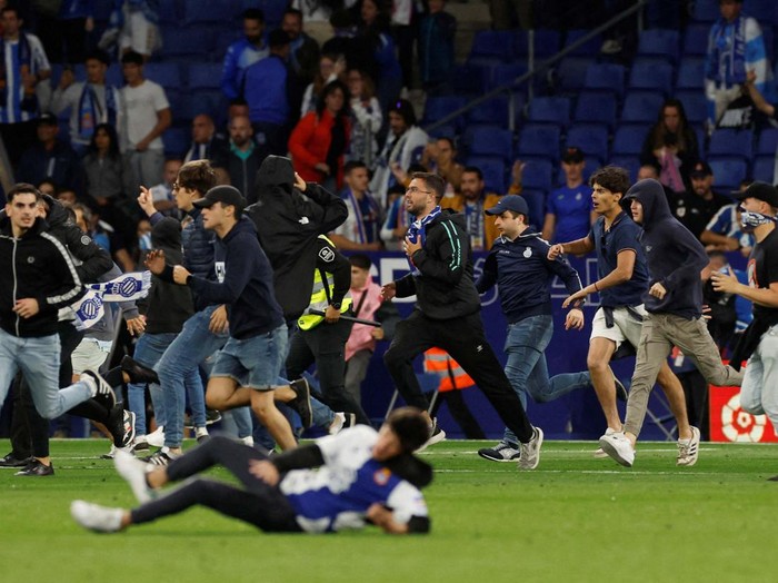 Soccer Football - LaLiga - Espanyol v Barcelona - RCDE Stadium, Cornella de Llobregat, Spain - May 14, 2023
Espanyol fans invade the pitch and pick up a bench after the match REUTERS/Albert Gea
