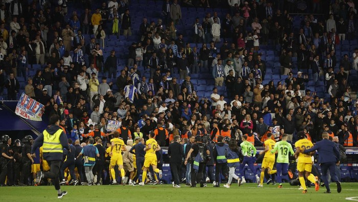 Soccer Football - LaLiga - Espanyol v Barcelona - RCDE Stadium, Cornella de Llobregat, Spain - May 14, 2023
Espanyol fans invade the pitch and pick up a bench after the match REUTERS/Albert Gea