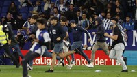Petugas keamanan berupaya menghalau, namun mereka terlalu banyak. Marca dan Daily Mail melaporkan sejumlah suporter berhasil menuju ruang ganti, namun segera dikonfrontasi sejumlah pemain Barcelona, di antaranya Busquets dan Marcos Alonso.