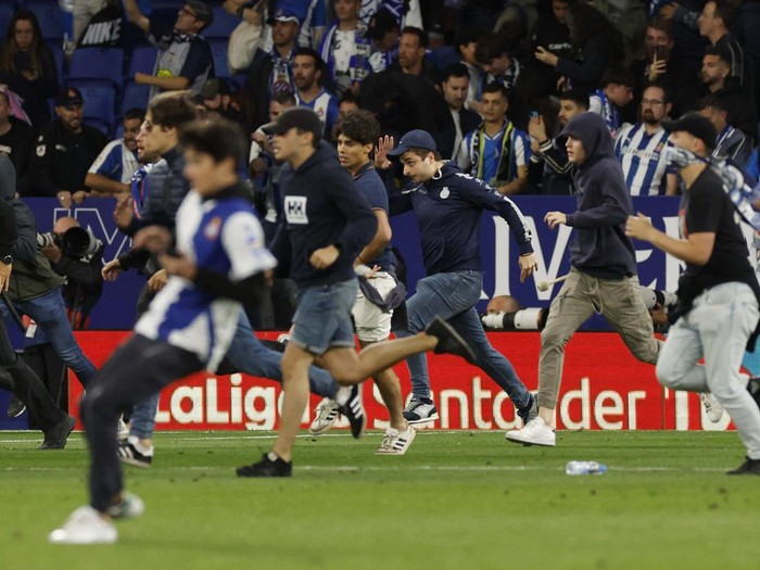 Soccer Football - LaLiga - Espanyol v Barcelona - RCDE Stadium, Cornella de Llobregat, Spain - May 14, 2023
Espanyol fans invade the pitch and pick up a bench after the match REUTERS/Albert Gea