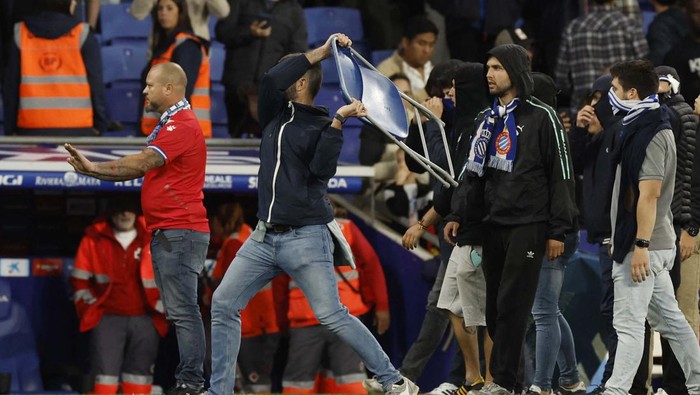 Pemain Barcelona Rayakan Kemenangan, Suporter Espanyol Berang Soccer Football - LaLiga - Espanyol v Barcelona - RCDE Stadium, Cornella de Llobregat, Spain - May 14, 2023
Espanyol fans invade the pitch and pick up a bench after the match REUTERS/Albert Gea