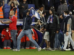 Pemandangan Barcelona merayakan keberhasilan mengunci gelar Liga Spanyol musim ini di markas Espanyol rupanya tak disenangi suporter tuan rumah. Mereka lantas menginvasi lapangan, membuat Sergio Busquets dkk berlari masuk lorong ruang ganti.