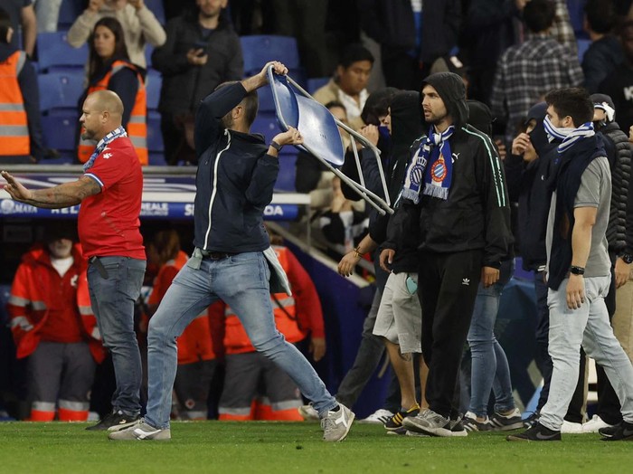 Soccer Football - LaLiga - Espanyol v Barcelona - RCDE Stadium, Cornella de Llobregat, Spain - May 14, 2023
Espanyol fans invade the pitch and pick up a bench after the match REUTERS/Albert Gea