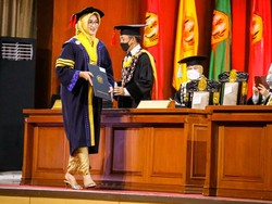 Penuh Kebahagiaan, Airin Rachmi Diany Wisuda S3 di Unpad
