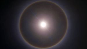 Penampakan Fenomena Halo Matahari di Langit China