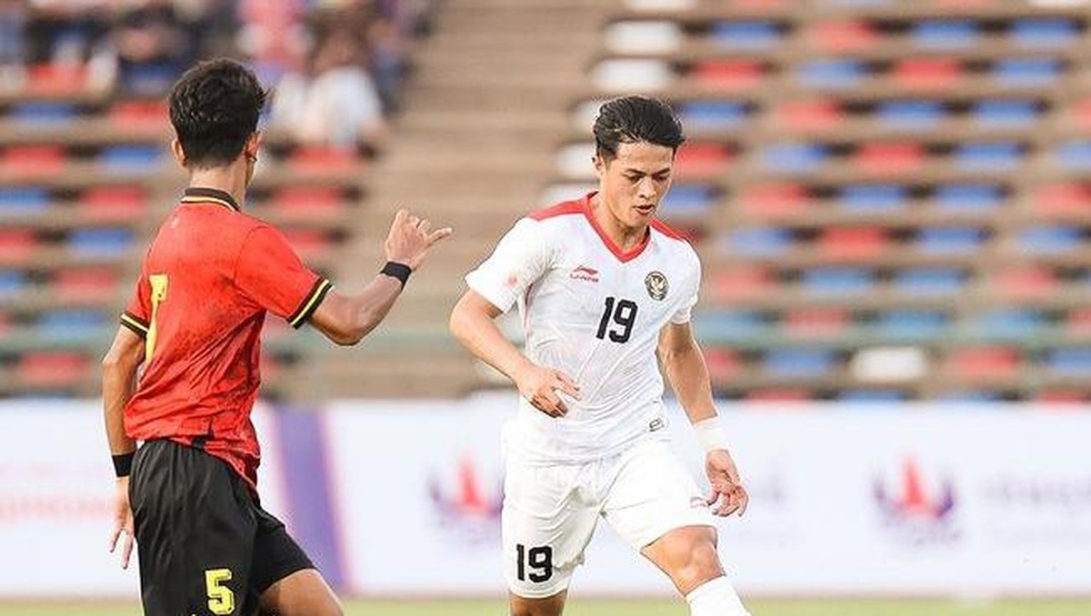 Alfeandra Dewangga (kanan) saat melawan Timor Leste di fase grup SEA Games 2023. (Foto: dok. PSSI)