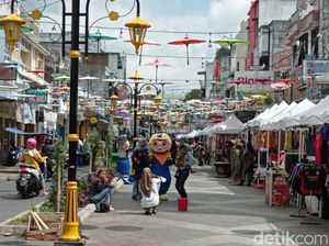 Pemkot Tasikmalaya Tertibkan PKL di Pedestrian Jalan Cihideung