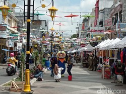 Pemkot Tasikmalaya Tertibkan PKL di Pedestrian Jalan Cihideung