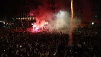 Mereka berkumpul dan menyalakan flare.
