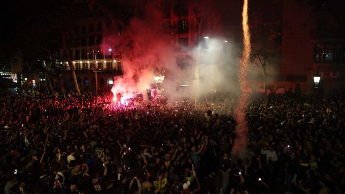 Soccer Football - LaLiga - FC Barcelona fans celebrate winning LaLiga - Barcelona, Spain - May 15, 2023
FC Barcelona fans celebrate in La Rambla after winning LaLiga REUTERS/Nacho Doce