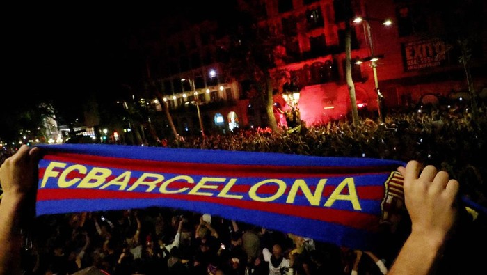 Soccer Football - LaLiga - FC Barcelona fans celebrate winning LaLiga - Barcelona, Spain - May 15, 2023
FC Barcelona fans celebrate in La Rambla after winning LaLiga REUTERS/Nacho Doce