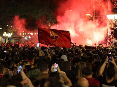 Tumpah Ruah Pesta Juara Pendukung Barcelona