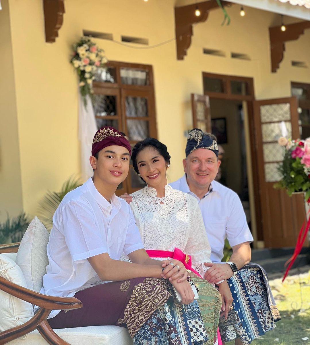 Potret Maudy Koesnaedi dan Keluarga Pakai Baju Bali