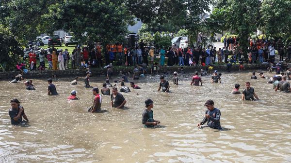 Potret Tradisi Ngubek Empang Jelang Lebaran Depok 2023