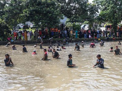 Potret Tradisi Ngubek Empang Jelang Lebaran Depok 2023