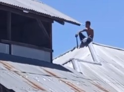 Cekcok dengan Istri, Pria di Sigi Bacok Pemotor Lalu Kabur ke Atas Atap Rumah