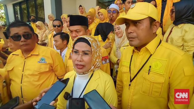 Ketua DPD I Golkar Banten Ratu Tatu Chasanah di KPU Banten. (CNNIndonesia/Yandhi)