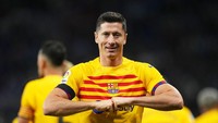 Ada klub Arab Saudi yang meminati Robert Lewandowski dengan gaji Rp 2,4 triliun per tahun. Lewandowski masih mau bertahan di Barcelona (Getty Images)