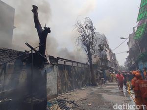 Kebakaran Rumah di Jembatan Besi Jakbar, 10 Unit Mobil Damkar Dikerahkan