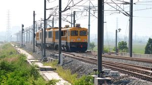 Sebelum Uji Coba Kereta Cepat, Jalur KCJB Dilintasi Kereta Ini