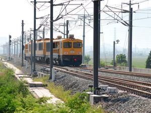 Sebelum Uji Coba Kereta Cepat, Jalur KCJB Dilintasi Kereta Ini