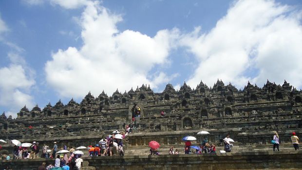 Candi Borobudur terletak di Magelang, Jawa Tengah, Indonesia. Bangunan itu ditetapkan sebagai keajaiban dunia oleh UNESCO. Yuk, simak sejarah Candi Borobudur!