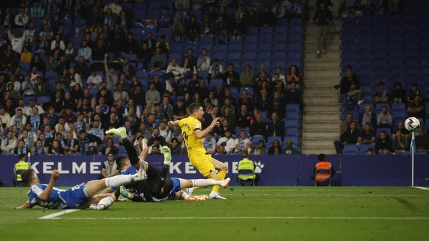 Soccer Football - LaLiga - Espanyol v Barcelona - RCDE Stadium, Cornella de Llobregat, Spain - May 14, 2023 FC Barcelona's Robert Lewandowski scores their third goal REUTERS/Albert Gea