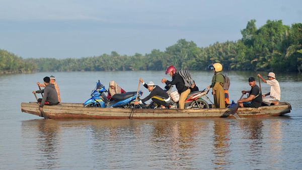 Tak Hanya Warga, Motor Pun Bisa Ikut Nyebrang Pakai Perahu Tradisional di Jambi
