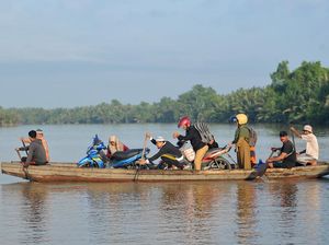 Tak Hanya Warga, Motor Pun Bisa Ikut Nyebrang Pakai Perahu Tradisional di Jambi
