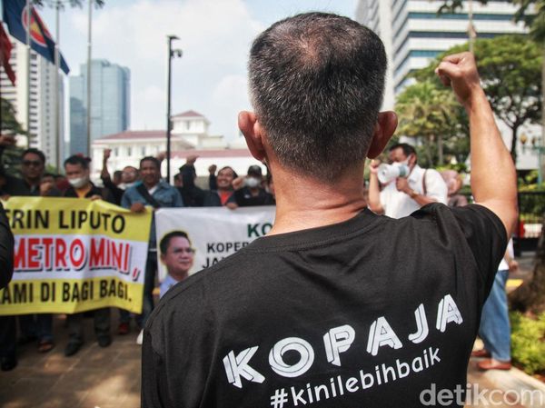 Tolak Pengurangan Jumlah Armada, Pemilik Kopaja Demo Balai Kota