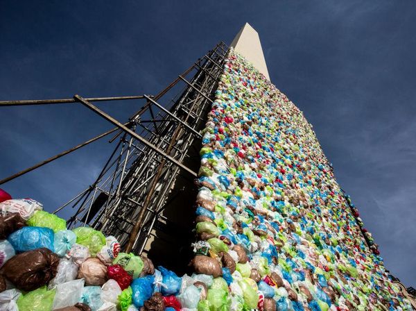 Tugu Buenos Aires di Argentina Diselimuti Kantong Plastik, Kenapa Tuh?