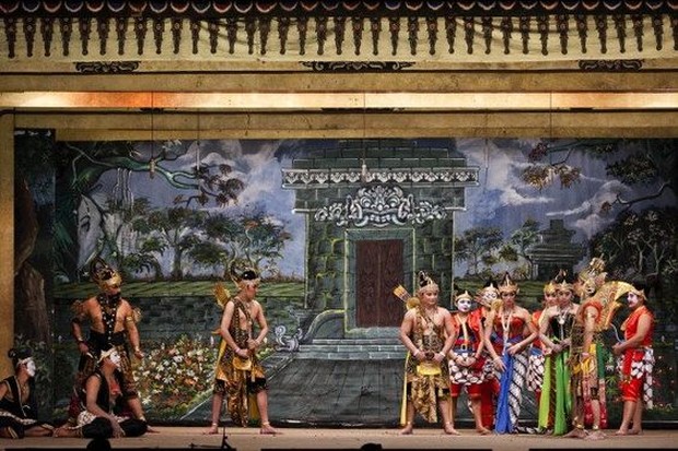 wayang orang sriwedari merupakan salah satu kesenian yang hampir punah namun masih dilestarikan di kota solo