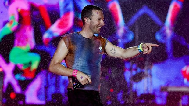 RIO DE JANEIRO, BRAZIL - SEPTEMBER 10: Chris Martin of the band Coldplay performs at the Mundo Stage during the Rock in Rio Festival at Cidade do Rock on September 10, 2022 in Rio de Janeiro, Brazil. The famous festival Rock in Rio returns after two years of cancellation due to COVID-19 pandemic. (Photo by Buda Mendes/Getty Images)