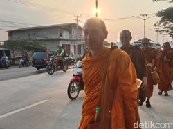 Warga Indramayu Sambut Hangat 32 Biksu yang Melintas