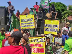 Ratusan Tukang Sampah Geruduk Pendopo Sidoarjo Protes Soal Retribusi