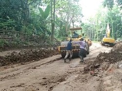Warga Way Kanan Lampung Sewa Sendiri Alat Berat untuk Perbaiki Jalan Rusak