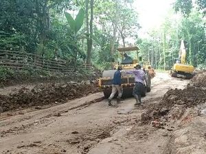 Warga Way Kanan Lampung Sewa Sendiri Alat Berat untuk Perbaiki Jalan Rusak Warga Way Kanan Lampung Sewa Sendiri Alat Berat untuk Perbaiki Jalan Rusak